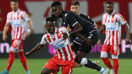 Osman Bukari et Benoit Badiashile au duel lors de la rencontre de Ligue Europa entre l'Étoile Rouge Belgrade et l'AS Monaco, jeudi 8 septembre. (ANDREJ CUKIC / EPA / via MaxPPP)