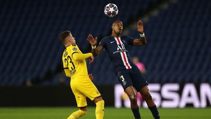 Presnel Kimpemb, défenseur au Paris Saint-Germain (PSG) et Thorgan Hazard de Dortmund lors du match de Ligue des champions entre les deux clubs, le 11 mars 2020 au Parc des Princes, à Paris.&nbsp; (GETTY / UEFA / AFP)