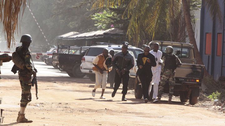 &nbsp; (Evacuation aux abords de l'hôtel Radisson Blu de Bamako, ce matin. © Harouna Traore/AP/SIPA)