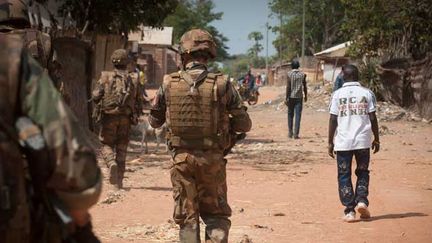 &nbsp; (Des soldats français patrouillent en Centrafrique le 28 décembre 2013 dans le cadre de l'opération Sangaris © Maxppp)