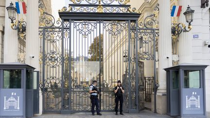 Des policiers en faction devant le ministère de l'Intérieur, à Paris, le 6 septembre 2023. (VINCENT ISORE / MAXPPP)