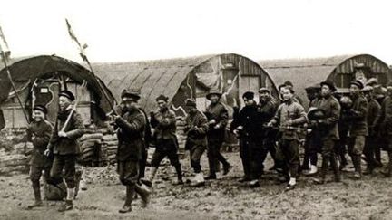 Des ouvriers chinois célébrant le Nouvel an chinois en 1918 quelque part dans un camp en France (AFP - Photo12)