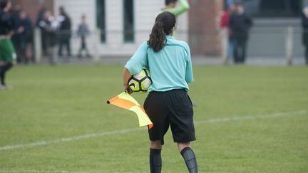 Une femme arbitre lors d'un match de football amateur. Photo d'illustration. (SEBASTIEN JARRY / MAXPPP)