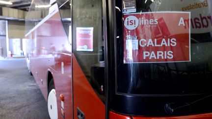 Un car de la compagnie Isilines arrive à Paris depuis Calais, le 12 août 2015. (HUGO MATHY / AFP)