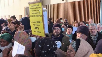 À Marseille, dans les Bouches-du-Rhône, les habitants de la cité HLM de Frais-Vallon ont manifesté devant le bureau de leur bailleur social. Ils dénoncent des charges multipliées par trois, alors que leurs logements sont mal chauffés. (FRANCE 2)