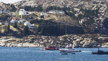 Les secours en opération près de Bergen, en Norvège, après le crash d'un hélicoptère le&nbsp;29 avril 2016 (MARIT HOMMEDAL / NTB SCANPIX / AFP)