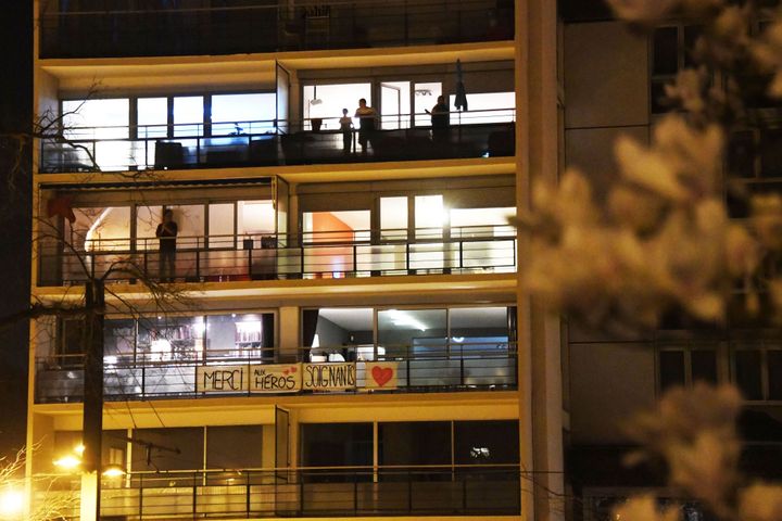 Les Mulhousiens à leur balcon lors de la première vague de Covid 19 en mars 2020 (CATHERINE KOHLER/SIPA)