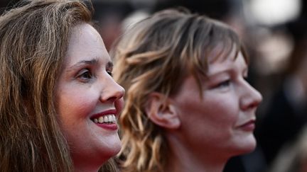 Justine Triet sur les marches du palais des Festivals à Cannes (Alpes-Maritimes), le 27 mai 2023. (LOIC VENANCE / AFP)