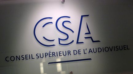 Le logo du Conseil supérieur de l'audiovisuel, pris en photo au siège de l'organisme, en avril 2002 à Paris. (JEAN-PIERRE MULLER / AFP)