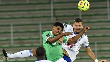 Le Stéphanois Wesley Fofana au duel avec les Strasbourgeois Ludovic Ajorque (PHILIPPE DESMAZES / AFP)