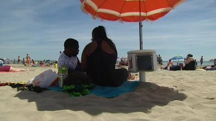 Vacances : un parasol qui fait coffre fort à la plage