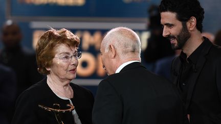 L'épouse de Raymond Kopa a reçu le trophée d'honneur pour la carrière de son mari, lors des Trophées UNFP, lundi 15 mai 2017, à Paris. (FRANCK FIFE / AFP)