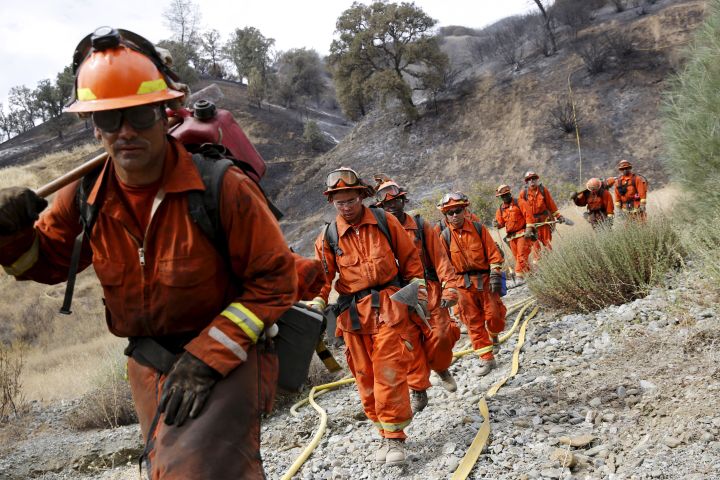 &nbsp; (En Californie, des détenus condamnés pour des peines légères aident les pompiers dans la lutte contre le Rocky Fire, l'incendie le plus dévastateur de la région © REUTERS/Robert Galbraith)