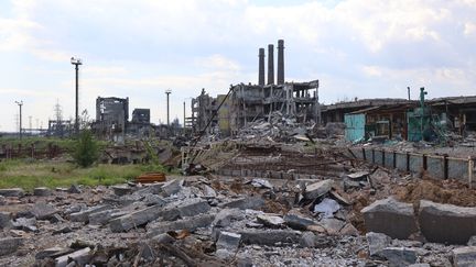 L'aciérie d'Azovstal dévastée à Marioupol (Ukraine), le 27 mai 2022. (LEON KLEIN / ANADOLU AGENCY / AFP)