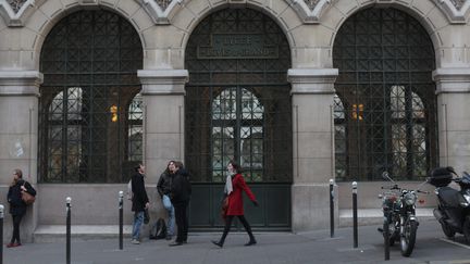 Des élèves devant le lycée Louis-Le-Grand, à Paris, le 22 novembre 2012. (MAXPPP)