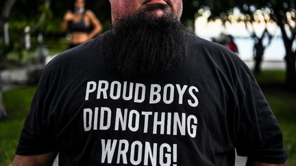 Un supporteur de Donald Trump arbore un t-shirt à l'honneur des "Proud Boys", le 15 octobre 2020 à Miami (Etats-Unis). (CHANDAN KHANNA / AFP)