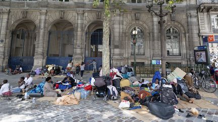 Le campement de migrants devant l'hôtel de ville de Paris, le 16 août 2023, avant son évacuation. (MUSTAFA YALCIN / ANADOLU AGENCY / AFP)