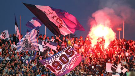 Des supporters du Sporting Club de Bastia, le 19 septembre 2015 lors du match contre Nice, au stade&nbsp;Armand Cesari à Bastia (Haute-Corse). (PASCAL POCHARD-CASABIANCA / AFP)