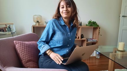 Coordinatrice d'intimité, Monia Aït El Hadj. Photographiée chez elle, puisque son appartement est aussi son bureau la moitié du temps, pour organiser ses déplacements sur les tournages (FRANCEINFO / RADIOFRANCE)