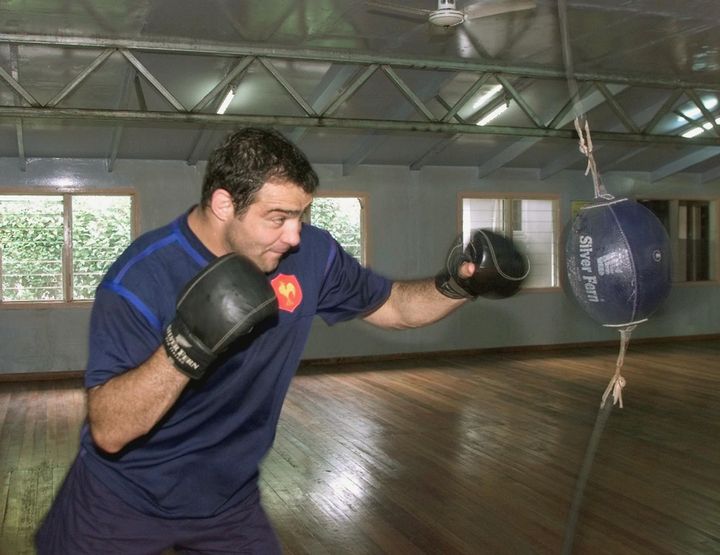 L'ancien capitaine du XV de France, Raphaël Ibanez, boxe lors d'un entraînement, le 10 juin 1999, à Apia (Samoa). (GABRIEL BOUYS / AFP)