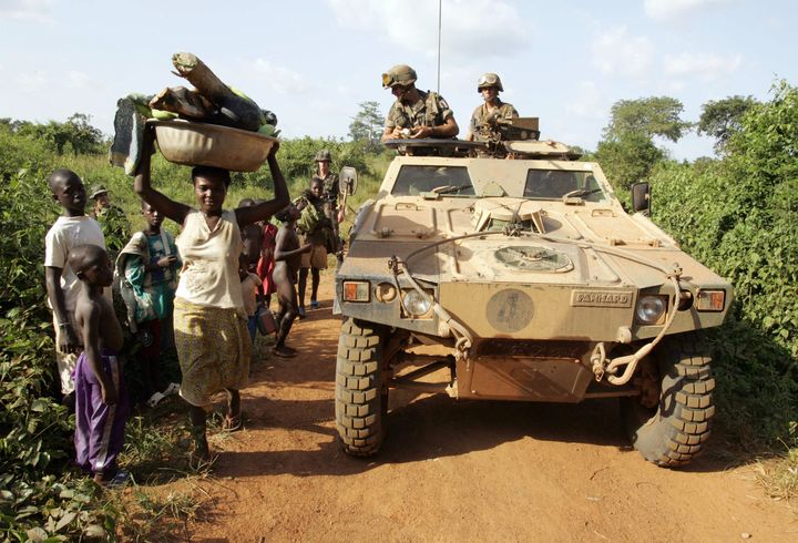 Des soldats français de la force française Licorne&nbsp;patrouillent&nbsp;près de Bouaké (Côte d'Ivoire), le 29 octobre 1995. (JACK GUEZ / AFP)