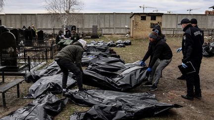 Des&nbsp;corps en cours d'inhumation dans la ville de Boutcha (Ukraine), le&nbsp;6 avril 2022. (RONALDO SCHEMIDT / AFP)