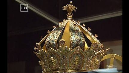 La couronne aux 1800 pierres précieuses de Fourvière
 (France 3 / Culturebox /capture écran INA)