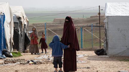 Une mère et son fils incarcérés dans le camp de Roj, en Syrie, en février 2022.&nbsp;  (SADAK SOUICI / LE PICTORIUM / MAXPPP)