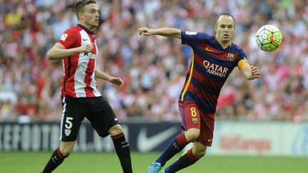 Andreas Iniesta (Barcelone) face à Javier Eraso (Athletic Bilbao) (ANDER GILLENEA / AFP)