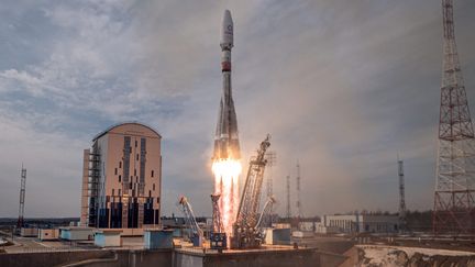 La fusée porteuse Soyouz et les satellites de la société britannique OneWeb,&nbsp;au cosmodrome de Vostochny, en Russie, le 25 mars 2021. (ROSCOSMOS PRESS SERVICE / HANDOUT / MAXPPP)