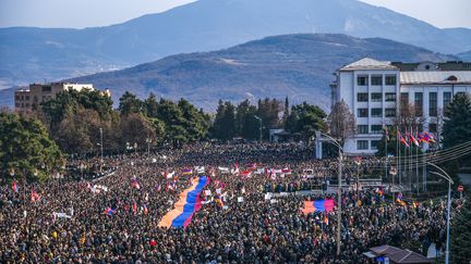 Un drapeau géant arménien déployé lors de la grande manifestation organisée à Stepanakert, dans le Haut-Karabakh, pour protester contre le blocage de la seule route reliant la province à l'Arménie (25 décembre 2022) (DAVIT GHAHRAMANYAN / AFP)