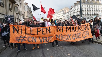 Des manifestants contre les deux candidats présents au second tour de l'élection présidentielle, le 27 avril 2017, à Rennes (Ile-et-Vilaine). (JEAN-FRANCOIS MONIER / AFP)