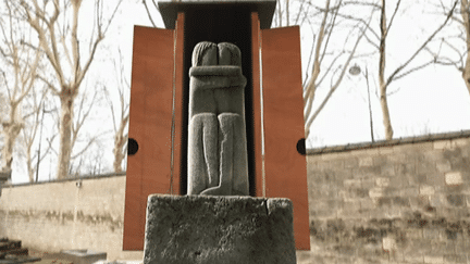 "Le baiser" de Brancusi au cimetière du Montparnasse
 (France 3 Culturebox Capture d&#039;écran)