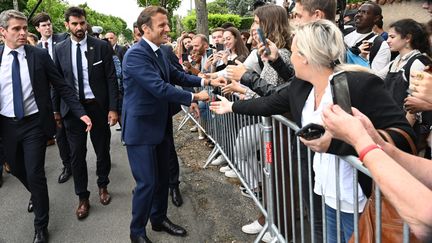 Le président de la République, Emmanuel Macron, lors d'un bain de foule à Albi (Tarn) le 9 juin 2022. (MAXPPP)