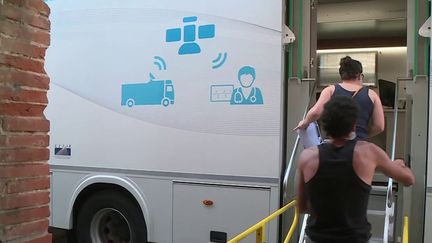 En Occitanie, pour inciter les populations rurales à se faire vacciner contre le Covid-19, un camion se rend dans les villages (CAPTURE D'ÉCRAN FRANCE 3)