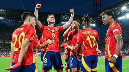 Les joueurs de l'équipe d'Espagne célèbrent leur deuxième but contre la Géorgie en huitièmes de finale de l'Euro 2024, à Cologne (Allemagne) le 30 juin 2024. (ALBERTO PIZZOLI / AFP)