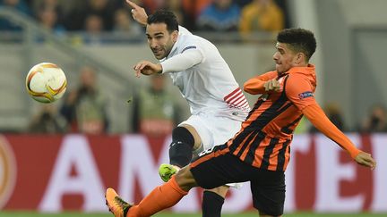 Taison (Chakhtior Donetsk) et Adil Rami (FC Séville) à la lutte (GENYA SAVILOV / AFP)