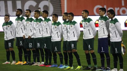 Les joueurs de la Bolivie lors du match des éliminatoires de la Coupe du monde Qatar 2022, contre&nbsp;le Chili, le 8 mai 2021.&nbsp; (JONNATHAN OYARZUN/PHOTOSPORT / PHOTOSPORT / AFP)