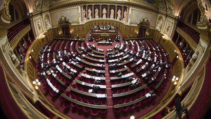 Les s&eacute;nateurs ont adopt&eacute; samedi 23 novembre un amendement pour appliquer le taux r&eacute;duit de TVA aux transports publics urbains, alors qu'ils doivent subir la hausse du taux interm&eacute;diaire de 7 &agrave; 10%. (JOEL SAGET / AFP)