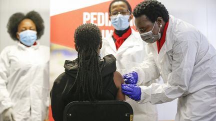 Un&nbsp;infirmier administre un vaccin Sinovac à une adolescente à l'Université des sciences de la santé Sefako Makgatho de Pretoria, le 10 septembre 2021. (PHILL MAGAKOE / AFP)