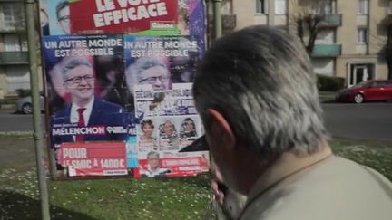 Emmanuel Macron tente de séduire les plus de 7 millions d'électeurs de Jean-Luc Mélenchon. Son changement de posture est-il en mesure de capter cet électorat, indispensable pour décrocher la victoire le 24 avril ? Reportage à Creil, où La France insoumise est arrivée largement en tête au premier tour.&nbsp; (France 3)