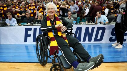 Sœur Jean Dolores-Schmidt&nbsp;lors du March Madness, le 17 mars 2018. (TOM PENNINGTON / GETTY IMAGES / AFP)