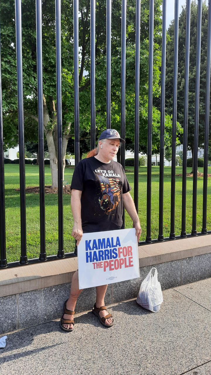 À Washington, des électeurs démocrates se sont réunis spontanément dimanche devant la Maison Blanche pour saluer la décision de Joe Biden de renoncer à sa candidature à la présidentielle américaine. (WILLY MOREAU / FRANCEINFO)