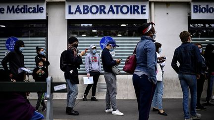 Des personnes font la queue pour se faire tester contre le Covid-19 devant un laboratoire à Paris, le 29 août 2020. (CHRISTOPHE ARCHAMBAULT / AFP)