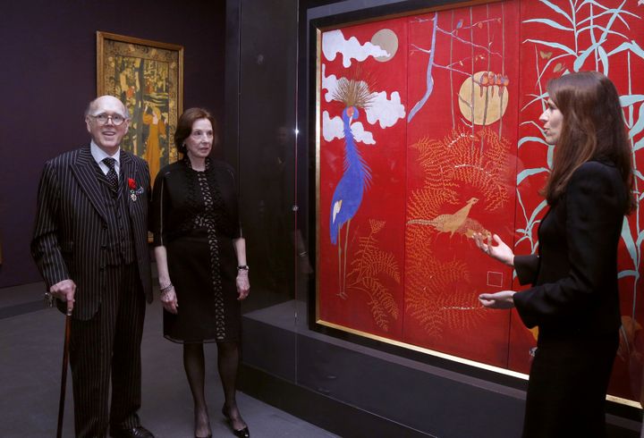 Le couple Hays lors de l'exposition de leur collection en 2013 (ici en compagnie de l'alors ministre de la culture, Aurélie Filippetti).
 (FRANCOIS GUILLOT / AFP)