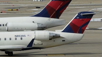 Des avions Delta Airlines &agrave; l'a&eacute;roport de Saint-Louis, dans le Missouri (Etats-Unis), le 4 mars 2013.&nbsp; (TOM GANNAM / REUTERS)