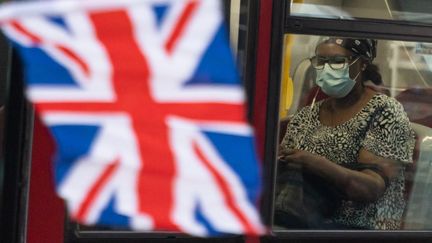 Une passagère dans un transport public de Londres (Royaume-Uni), le 19 juillet 2021. (MI NEWS / NURPHOTO / AFP)