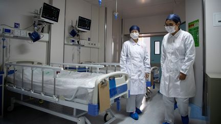 Des infirmières dans une chambre pour des patients atteints du nouveau coronavirus, au centre clinique public de Shanghai (Chine), le 17 février 2020.&nbsp; (POOL NEW / REUTERS)