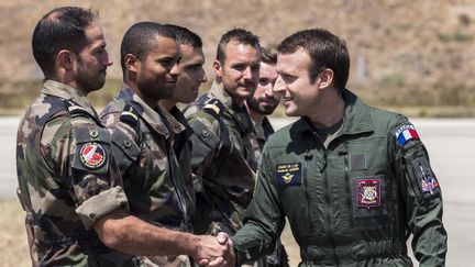 Emmanuel Macron rencontre des militaires sur la base aérienne d'Istres (Bouches-du-Rhône), le 20 juillet 2017. (ARNOLD JEROCKI / AFP)