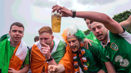  (Supporters irlandais avant la retransmission du match Irlande Suède © MaxPPP)